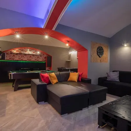 Party Underground With Pooltable *